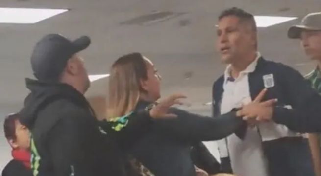 Leao Butrón y sujeto casi pelean tras acalorada discusión en aeropuerto | VIDEO