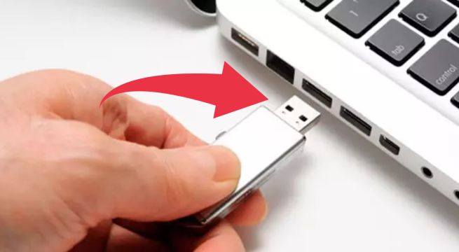 ¿Por qué las memorias USB tienen 2 agujeros?