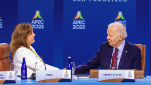 Dina Boluarte recibe de Joe Biden la presidencia del Foro APEC 2024