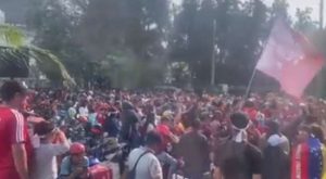Ciudadanos venezolanos se concentran por banderazo a su selección | VIDEO