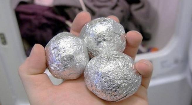 Por qué debes poner bolas de papel de aluminio en la lavadora