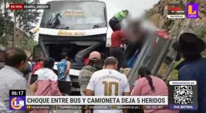 Aparatoso choque entre bus y camioneta deja cinco heridos de gravedad