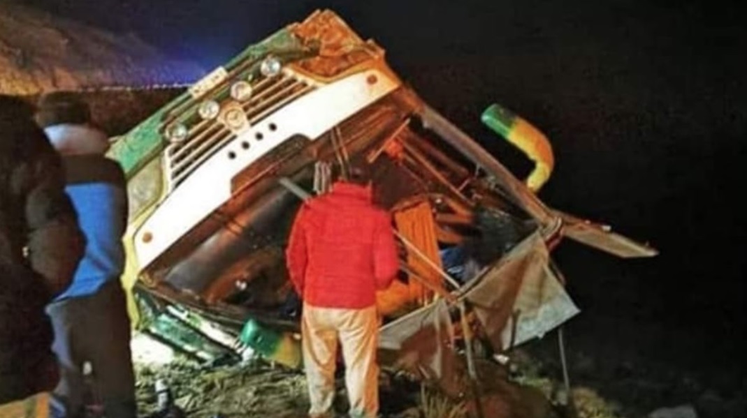 Arequipa: al menos 5 fallecidos y más de 30 heridos tras volcadura de bus