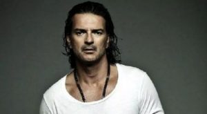 Ricardo Arjona anuncia su retiro de los escenarios por complicaciones de salud