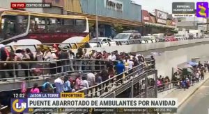 Ambulantes invaden puente del Centro de Lima y no dejan caminar a transeúntes