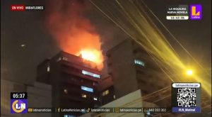 Incendio en edificio de Alcanfores causa pánico en vecinos