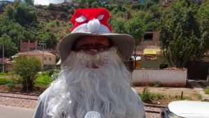 Cusco: ‘Papá Noel’ se gana la vida con peculiar trabajo | VIDEO