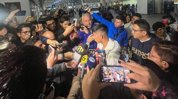 Piero Quispe en su arribo a México para unirse a Pumas UNAM. Foto: Twitter.