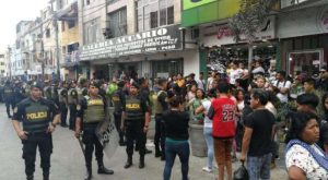 Tensión en Gamarra: ambulantes se enfrentan a la policía y protestan contra ministro del interior