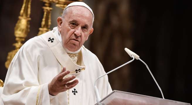 Papa Francisco aprueba que los sacerdotes bendigan a parejas del mismo sexo