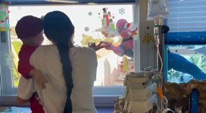 ‘Spiderman’ visita hospital y saca sonrisas a niños enfermos