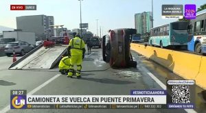 Surco: camioneta se vuelca en plena Panamericana Sur