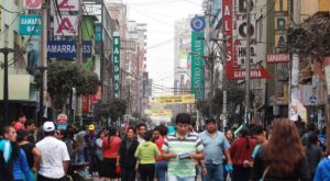 ¡Lleno de gente! Cientos de personas acuden a Gamarra por feriado a vísperas de Navidad