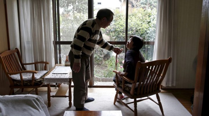 La demencia, una pérdida de funciones cerebrales asociada a enfermedades, como el Alzheimer, generalmente se manifiesta en edades avanzadas y la mayoría de los tipos son irreversibles, marcados por cambios cerebrales que no pueden revertirse.