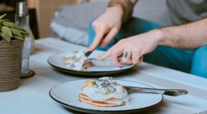 Comer temprano te puede salvar la vida, conoce por qué