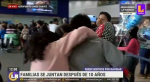 Familias se reencuentran en el aeropuerto por Navidad tras varios años fuera del país