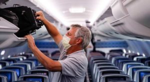 Por qué deberías usar una mascarilla si viajas en avión durante las fiestas