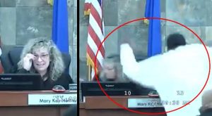 Hombre ataca a jueza en plena audiencia [Video]