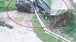 Camión volquete cayó a un río por colapso total de puente [Video]