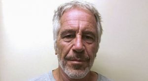 Acusadora de Jeffrey Epstein dice que el príncipe Andrés le hizo tocamientos indebidos, según documentos