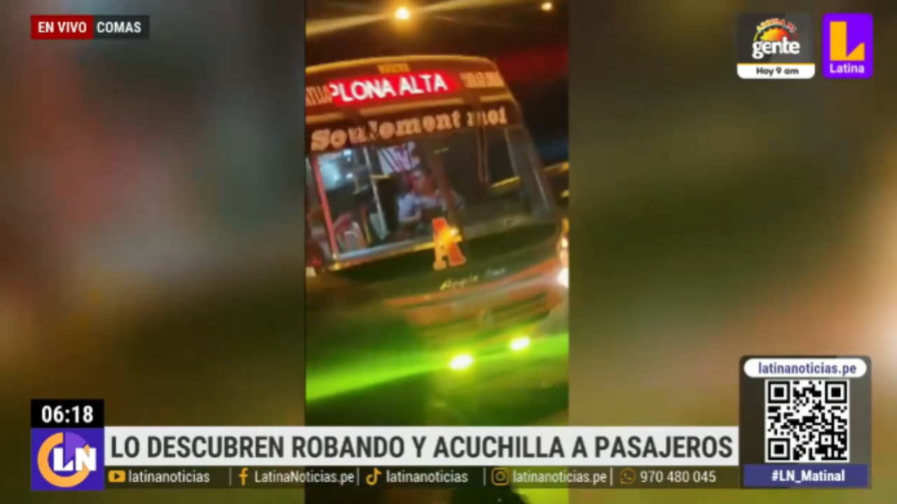 Delincuente es descubierto robando y acuchilla a pasajeros | VIDEO