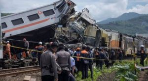 Choque de trenes deja 4 muertos y 28 heridos en Indonesia