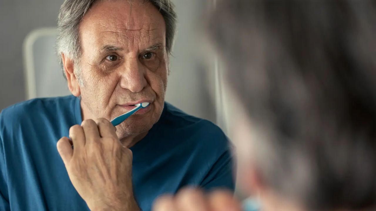 Por qué el cepillarse los dientes podría prevenir la demencia