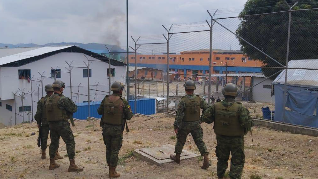 Ecuador: Liberan a dos funcionarios retenidos en las cárceles, pero aún quedan otros 176