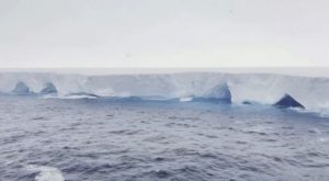 El iceberg más grande del mundo continúa a la deriva en la Antártida