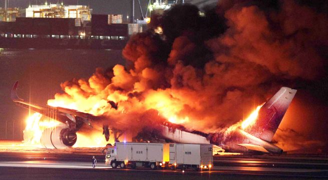 Avión se incendia con 379 pasajeros: qué pasó y qué se sabe hasta el momento