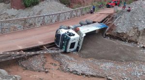 Puente cae a causa de un camión en Ayacucho | VIDEO