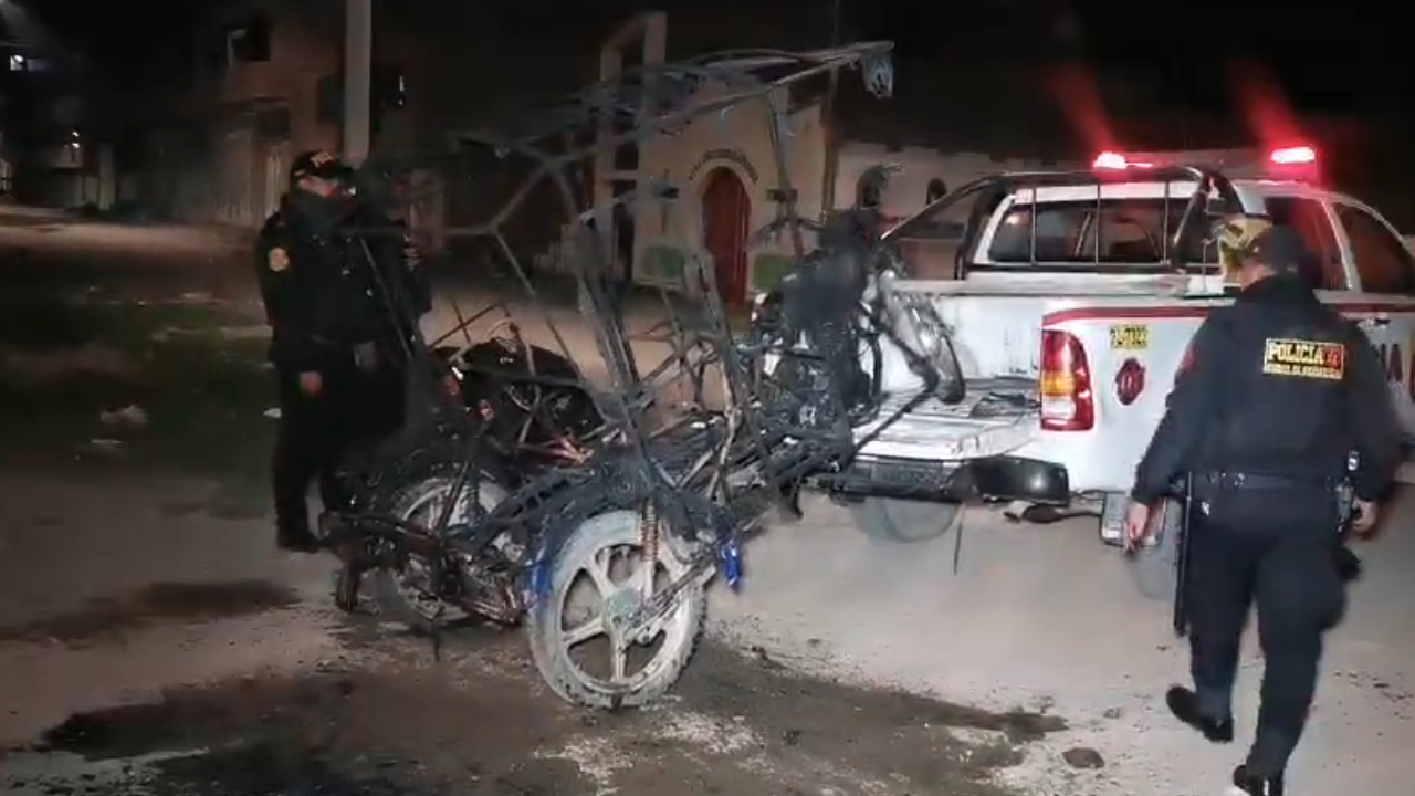 Puno: queman mototaxi que era utilizado para robar | VIDEO