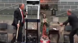 México: pastor destruye con un hacha estatua de la Virgen de Guadalupe | VIDEO