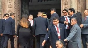 Alejandro Soto es pifiado a su ingreso al Poder Judicial de Cusco