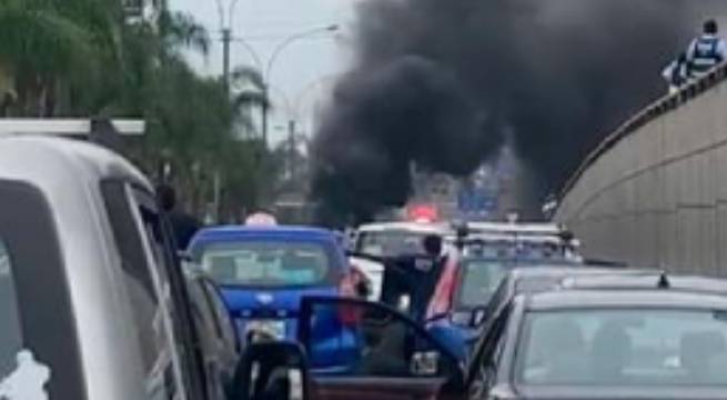 Auto se incendia en cruce de la avenida Javier Prado y Aviación