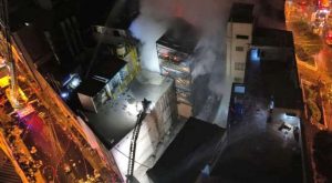 Incendio en Mesa Redonda: se reaviva siniestro en el Centro de Lima | VIDEO