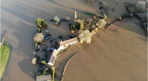 Reino Unido: hombre construyó muro alrededor de su casa para protegerla de inundaciones