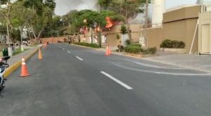 Surco: bomberos controlan incendio registrado en el estacionamiento de una clínica local
