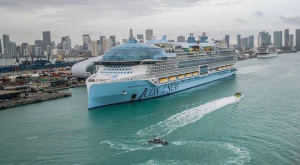 El crucero más grande del mundo ‘Icon of the Sea’ zarpó desde Miami | VIDEO