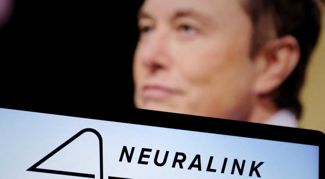 Neuralink implanta con éxito un chip cerebral en un humano, dice Elon Musk