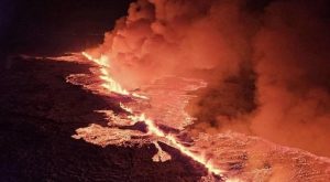 Impactantes imágenes del momento en que un volcán entra en erupción en Islandia