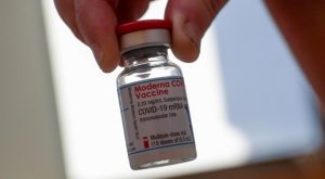 COVID-19: laboratorio Moderna ratifica ampliación de vida útil de las vacunas