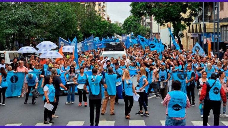 Argentina enfrenta paro de docentes en el primer día de clases por mejoras salariales