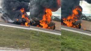 Avioneta se cae y arde en llamas en plena autopista: dos personas fallecieron | VIDEO