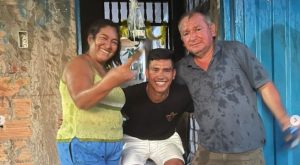José ‘Tunche’ Rivera cumple el sueño de sus padres y le construye su casa en Tarapoto