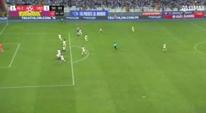 Hernán Barcos y el milimétrico gol en offside que le anuló el VAR