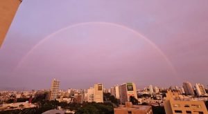 Arcoiris, lluvia y cielo naranja se ve en varios distritos de Lima