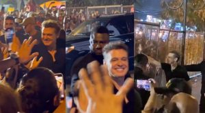 Luis Miguel se bajó del auto para saludar a sus fans en las afueras del estadio Nacional