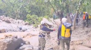 Policía de rescate busca a turistas desaparecidos tras huaico en Machu Picchu