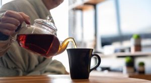 Estudio afirma que beber esta cantidad de tazas de té al día podría reducir el riesgo de enfermedades cardíacas y diabetes